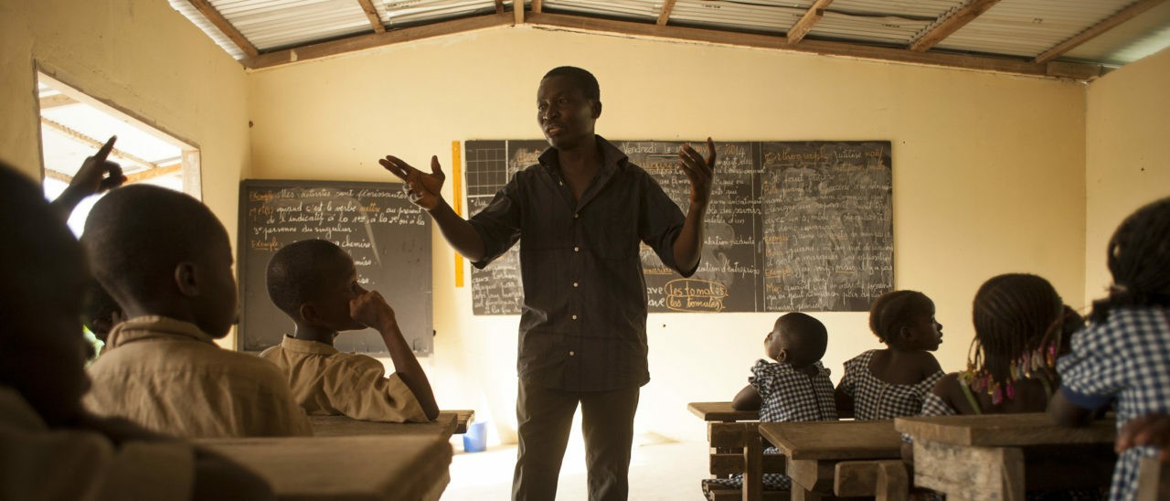 Cooperative agricole N’Zrama de M’Douci Villaggio di Tiémokokro, produttori di cacao. Scuola del villaggio, Professore: Ehui Oi Ehui Bruno.