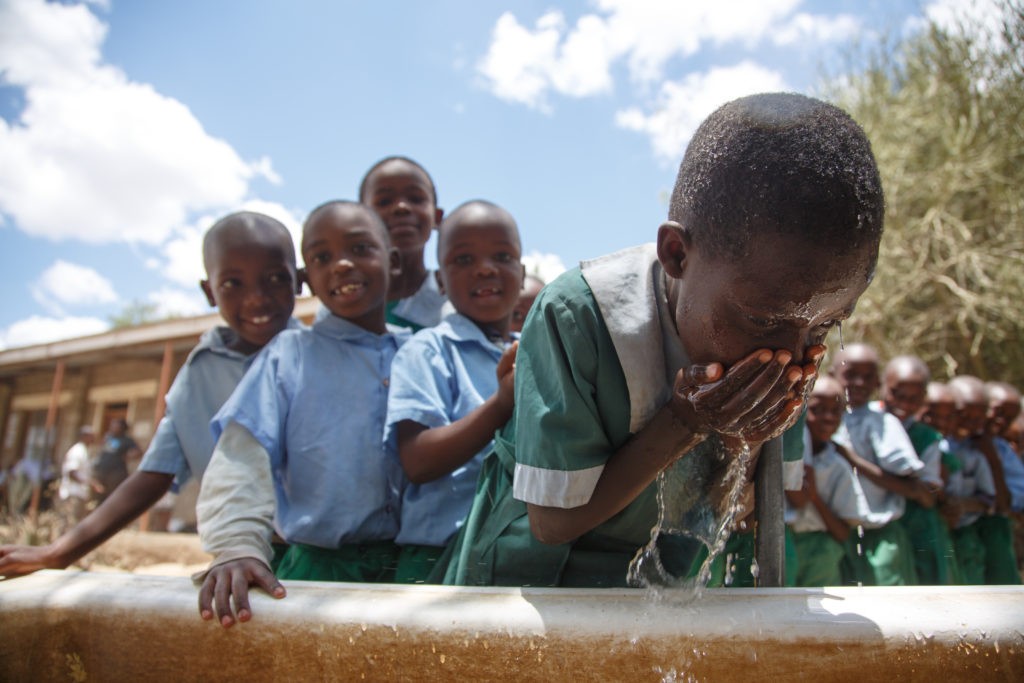 Grazie al Premio Fairtrade, la scuola primaria di Waridi, in Kenya, fronisce ai bambini acqua potabile e la possibilità di lavarsi prima del momento del pranzo. Ora la scuola è chiusa