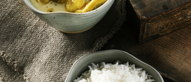 Curry di pollo con bevanda vegetale di riso e riso Basmati