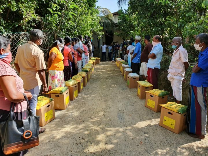 Distribuzione dei viveri di soccorso presso Seemasahitha Countrywide Wagakaruwange Samithiya, Sri Lanka, maggio 2020. © NAPP