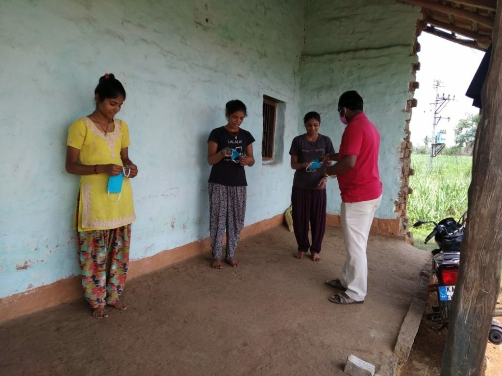 Distribuzione di mascherine presso la Primary Agriculture Credit Co-operative Sangha Niyamit, Chikkamunavalli