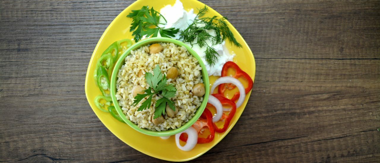 Insalata di riso basmati con frutta e verdura