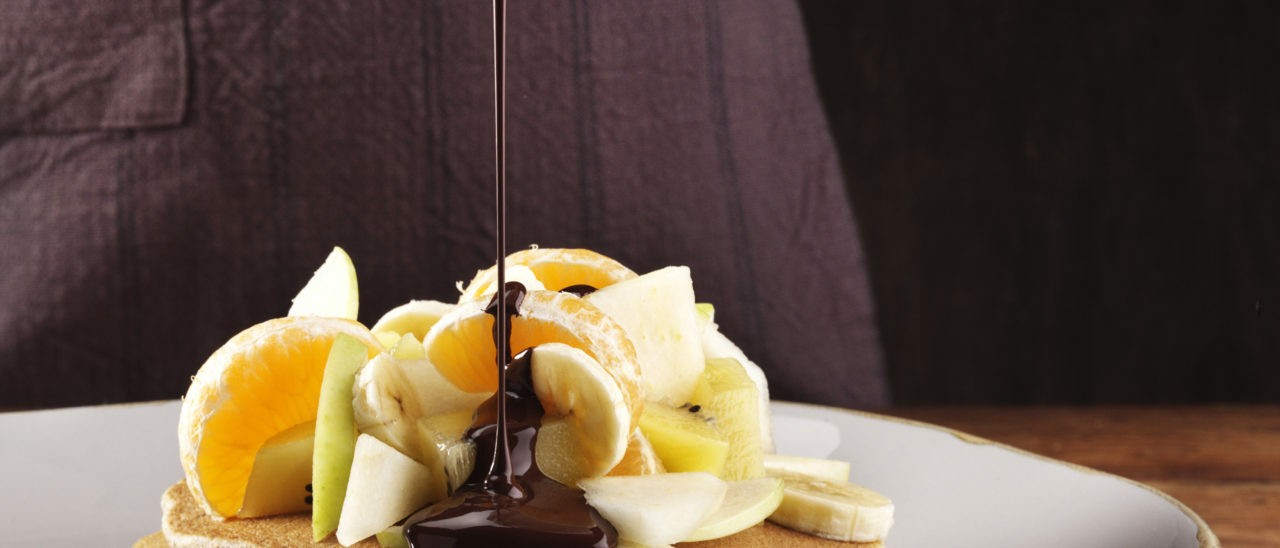 Pancake di grano saraceno con fonduta di cioccolato fondente e frutta di stagione