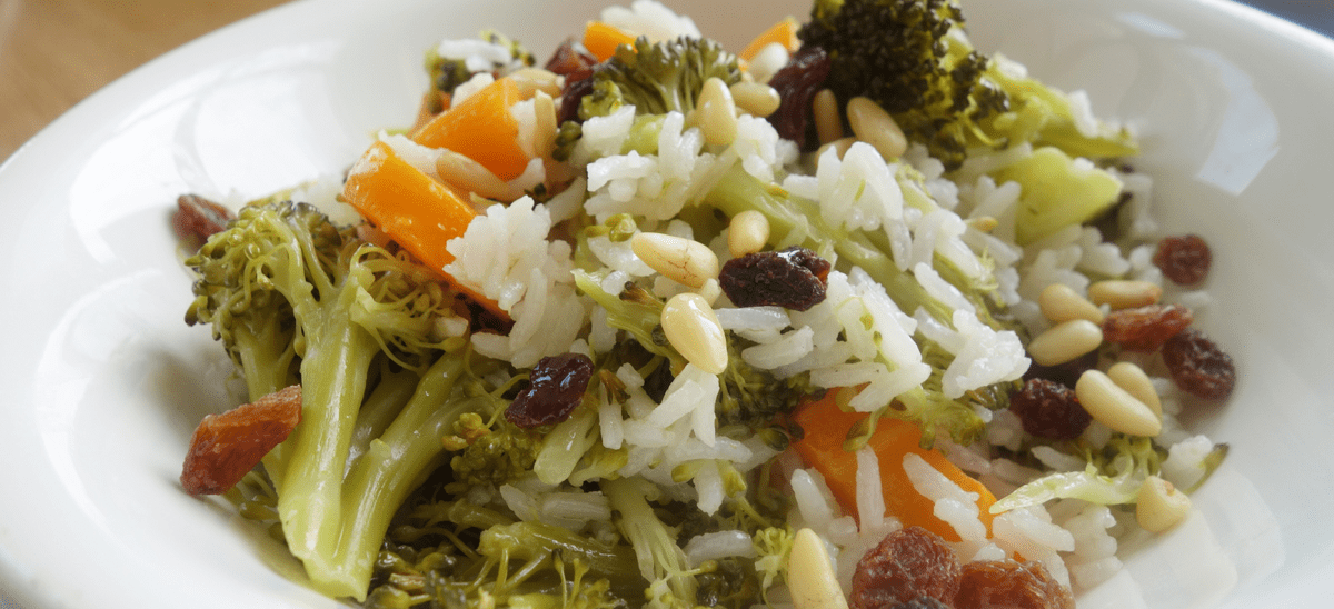 Riso basmati con broccoli e uva passa