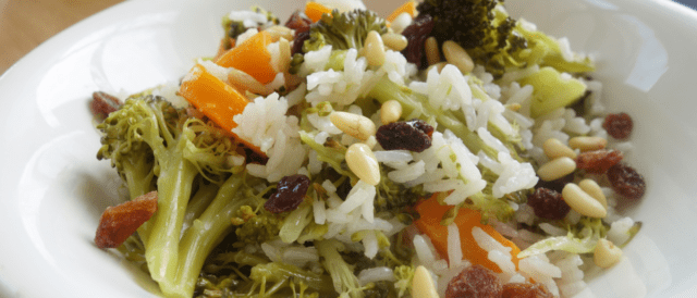 Riso basmati con broccoli e uva passa