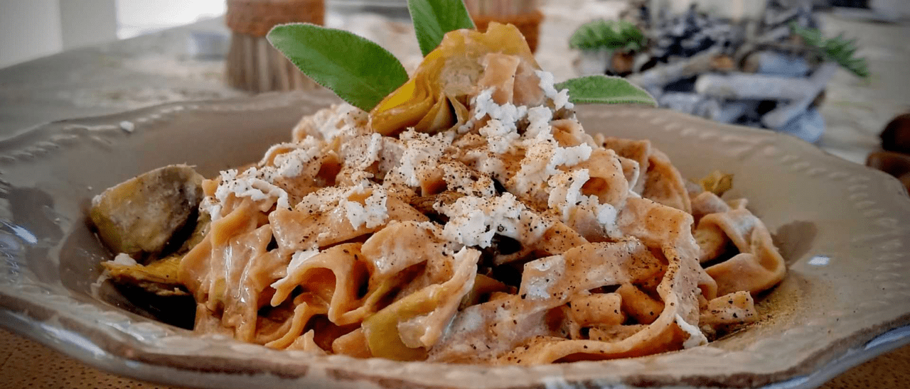 Tagliatelle con farina di noci, carciofi e ricotta affumicata