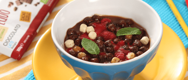 Zuppetta di cioccolato al latte con cereali e frutti di bosco